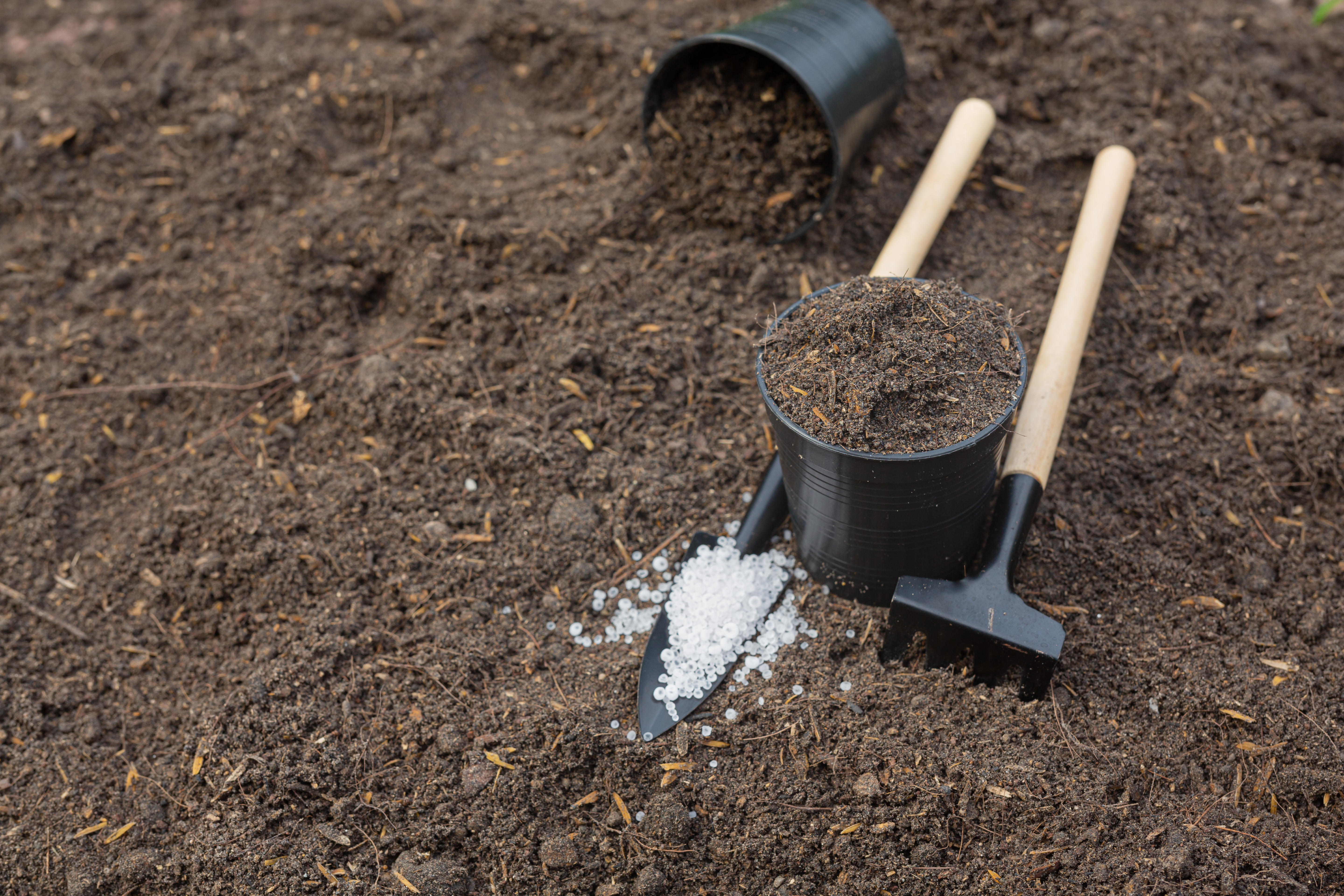 close-up-picture-garden-equipment-put-soil